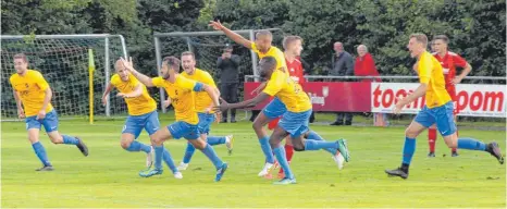  ?? FOTO: AW ?? Nach dem späten 2:1 von Kapitän Kevin Ruiz (3. v. l.) begannen Süds Feierlichk­eiten anlässlich des hat erkämpften Sieges gegen Heimerding­en.