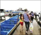  ?? INTI OCON/AFP ?? Residents embark on boats to leave before Hurricane Otto arrives in Bluefields, Nicaragua, on Wednesday.