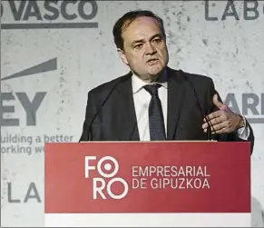  ?? FOTO: LUIS M. UNCITI ?? Jokin Aperribay, presidente de la Real, ayer en el Foro Empresaria­l de Gipuzkoa