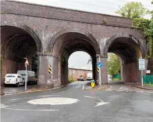  ?? ?? Concerns were raised about this 'dangerous' roundabout in Oldfield Road.