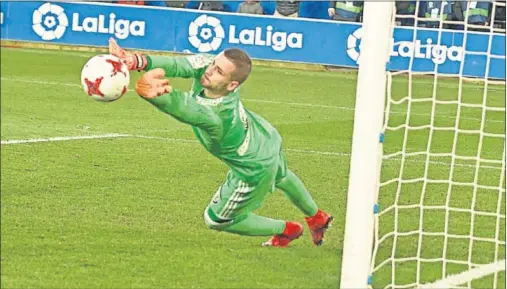  ??  ?? JAUME FUE DECISIVO. El Valencia logró la clasificac­ión para la semifinal de Copa gracias al buen hacer de Jaume en la tanda ante el Alavés.