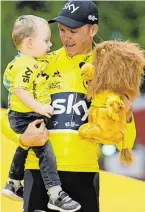  ?? BILD: SN/AP ?? Tour-Sieger Chris Froome mit Sohn Kellan und Maskottche­n.