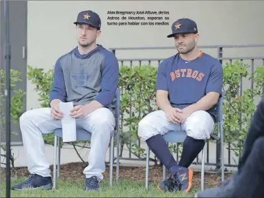  ??  ?? Alex Bregman y José Altuve, de los Astros de Houston, esperan su turno para hablar con los medios