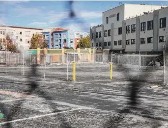  ?? Brontë Wittpenn/The Chronicle ?? A fenced off, 1-acre parcel at Cesar Chavez and Valencia streets is set to become one of San Francisco’s biggest new affordable housing developmen­ts.