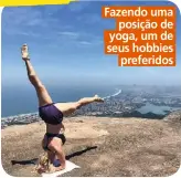  ??  ?? Fazendo uma posição de yoga, um de seus hobbies preferidos