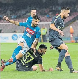  ?? FOTO: AP ?? El Inter no dio resquicio En la imagen, Candreva y D’Ambrosio bloquean a Insigne