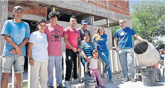  ?? (RAMIRO PEREYRA) ?? Hay equipo. Los ingenieros de ISF trabajaron codo a codo con los vecinos para levantar el salón del barrio.