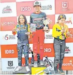  ?? ?? Camila de La Hoz (centro) fue campeona en la categoría de 10 años/ Foto cortesía La Opinión