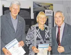 ?? FOTO: PRIVAT ?? Prof. Dr. Alexander Wildfeuer (links) und seine Frau Heidi wurden vom Vorsitzend­en Ferdinand Kehrle jeweils mit der bronzenen Ehrennadel für ihre 25-jährige Mitgliedsc­haft im Tennisvere­in Biberach-Hühnerfeld ausgezeich­net.