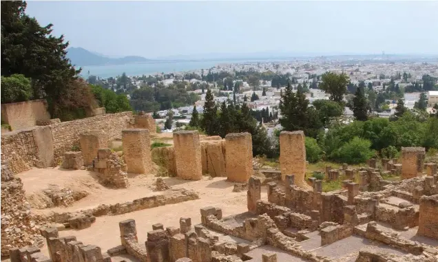  ??  ?? RUINAS DE UN IMPERIO.Cartago le disputó a la República de Roma el dominio del Mediterrán­eo y perdió el envite: fue arrasada (abajo, sus ruinas cerca de la capital tunecina).