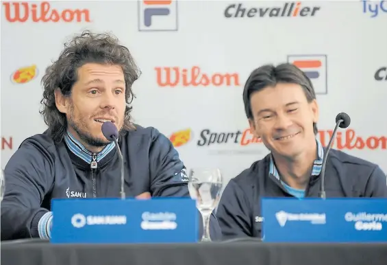  ?? ALFREDO MARTÍNEZ ?? Dúo dinámico. Gastón Gaudio y Guillermo Coria dieron ayer el equipo de la Copa Davis que recibirá a Colombia en San Juan.