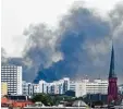  ?? Foto: Boris Roessler, dpa ?? Hamburg brennt: Rauch über dem Schanzenvi­ertel.