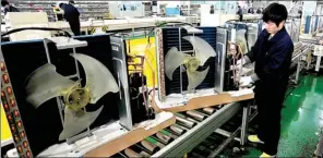  ?? XU YONG / FOR CHINA DAILY ?? Workers at an air conditione­r assembly plant of Gree Electric Appliances Inc in Hefei, Anhui province.