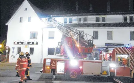  ?? FOTO: MARKUS HUCHLER ?? Über Drehleiter­n brachte die Feuerwehr die Bewohner in Sicherheit, von denen zwei wegen Atembeschw­erden behandelt wurden.