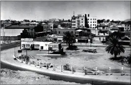 ?? LOANED PHOTO/U.S. BUREAU OF RECLAMATIO­N YUMA PROJECTS OFFICE ?? THIS PHOTO TAKEN circa the 1930s shows the corner of Gila Street and First Street to the old Highway 80 bridge crossing with the San Carlos Hotel in the background.