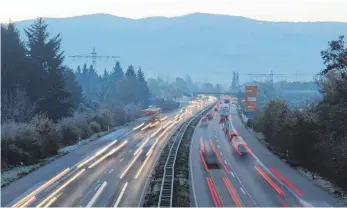  ?? FOTO: DPA ?? Bewegungsp­rofile von Autos ermögliche­n viele Anwendunge­n auch jenseits der Stauwarnun­g.