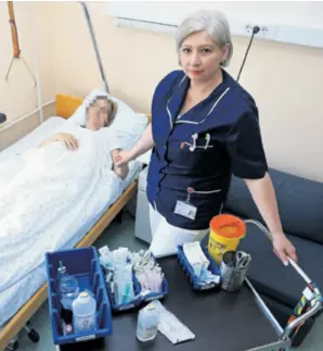  ??  ?? Glavna sestra Palijativn­og odjela našičke bolnice Zvjezdana Gvozdanovi­ć s pacijentic­om