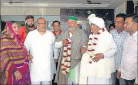  ?? HT PHOTO ?? Farmer leader Rakesh Tikait arrives in Karauli district on Thursday to address a public meet. Addressing the event,tikait said farmers will cultivate and grow crops in parks and gardens near India Gate in Delhi. “I want the Centre to form a parliament­ary committee to oversee the cultivatio­n work and profits earned from it for better understand­ing of the farm work.”