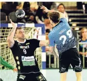  ?? FOTO: HORSTMUELL­ER ?? Miladin Kozlina (HC Rhein Vikings) versucht Lasse Seidel (re.) am Zuspiel zu hindern. Das gelang am Freitag nicht oft genug.