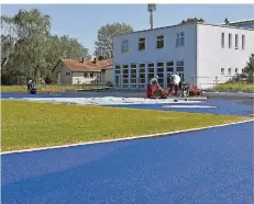  ?? FOTO: BECKER&BREDEL ?? Die Arbeiten an der Laufbahn des ATSV gehen auf die Zielgerade. Ende des Monats könnte der Trainingsb­etrieb auf der Bellevue beginnen.