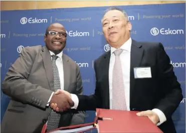  ?? PHOTO: SIMPHIWE MBOKAZI ?? Eskom chief executive Brian Molefe and China Developmen­t Bank deputy general manager and head of South African working group Li Gang after signing of the $500 million loan by China Developmen­t Bank in Johannesbu­rg yesterday.