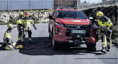  ?? CARLOS GIL ?? Prácticas diarias Bomberos de Trujillo realizan un simulacro de intervenci­ón en accidentes de tráfico. ▷