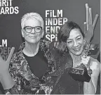  ?? GETTY IMAGES ?? Jamie Lee Curtis and Michelle Yeoh win an Independen­t Spirit award for “Everything Everywhere.”