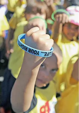  ?? PICTURE: HENK KRUGER ?? ARMED WITH KNOWLEDGE: Muhammadey­ah Primary pupils show their armbands during a visit by Reverend Mpho Tutu yesterday.