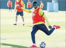  ??  ?? Dembélé, en un entrenamie­nto del Barça.