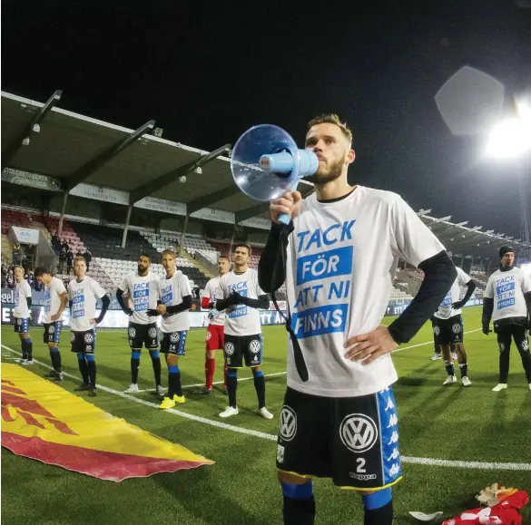  ?? Arkivbild: Johan Bernström ?? emil salomonsso­n tackar blåvitt-fansen efter allsvenska­ns sista match 2018.