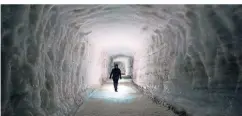  ??  ?? Vier Jahre wurde an dem Tunnel gearbeitet, der weit hinein in den Gletscher führt und ein Gefühl für diese fragile und bedrohte Welt vermittelt.