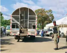  ?? JOLIVER BRITO ?? Ayer trasladaro­n 150 reclusos más desde La Victoria.