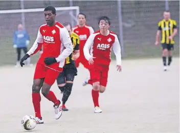  ?? FOTO: TOM OSTERMANN ?? George Hans Tawiah avancierte gestern für den 1. FC Viersen zum Matchwinne­r. Er erzielte nach seiner Einwechslu­ng in der zweiten Hälfte alle Tore zum 3:0-Sieg gegen die SpVg. Odenkirche­n.