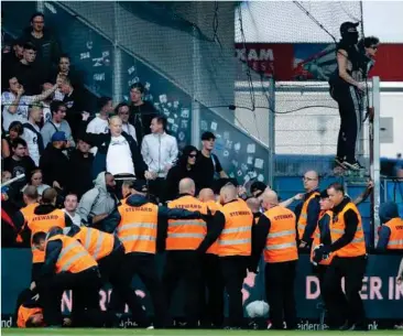  ?? FOTO: JENS DRESLING ?? I københavne­rderbyet i 2017 på Brøndby Stadion forsøgte vagterne at stoppe tumult på FCK’s fanafsnit.