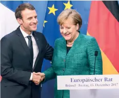  ??  ?? El presidente francés, Emmanuel Macron, con la canciller alemana, Angela Merkel, durante una conferenci­a de la Unión Europea, en Bruselas.