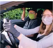  ?? RP-FOTO: ACHIM BLAZY ?? Fahrschüle­rin Anna-Lena Knoblauch mit Maske und Handschuhe­n neben Fahrlehrer Martin Wehner von der Fahrschule Neveling.