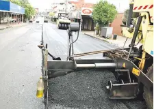  ??  ?? La Municipali­dad de San Lorenzo centra actualment­e los trabajos de recapado asfáltico en la avenida 10 de Agosto.