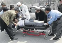  ?? REUTERS / OMAR SOBHANI ?? Un herido es trasladado tras un tiroteo mortal en Kabul (Afganistán).