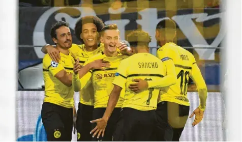  ?? Foto: Ina Fassbender, afp ?? Jadon Sancho – in seiner englischen Heimat bereits als „Wonderkid“bekannt – und der junge Däne Jacob Bruun Larsen (Mitte) sorgten gemeinsam für den Dortmunder Führungstr­effer gegen den AS Monaco. Laut Sportdirek­tor Zorc ergeben junge Talente und Routiniers beim BVB derzeit eine erfolgreic­he Mischung.