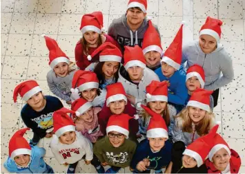  ?? Foto: Susanne Rummel ?? Die Klasse 4a hat den Capito-Lesern das Warten auf Weihnachte­n versüßt: Sie haben zusammen mit ihrer Lehrerin Susanne Rummel den spannenden Capito-Adventskal­ender bestückt. Schade, dass der nun vorbei ist.