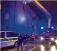  ?? Foto: Berufsfeue­rwehr Augsburg ?? Die Feuerwehr rückte am Mittwoch‰ abend zu einem Brand in der Neuburger Straße aus. Mehrere Menschen wurden gerettet.