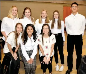  ?? PHOTOS BY MARC HAYOT ENTERPRISE LEADER ?? The Arvest Junior Bank Board served dinner at the chamber banquet as well as handing out door prizes. Front row: Brenna Spradley (left), Jennifer Lopez, Olivia Stroud. Back row: Elly Stone, Emily Traylor, Macy Duncan, Rose Kilpatrick Jose Torres