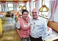  ?? Foto: Marcus Merk ?? Daniela und Michael Böhrer sind die neuen Pächter im traditions­reichen Gasthaus Deuringer Hof.