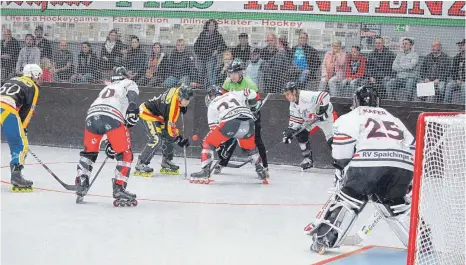  ?? FOTOS: SIMON SCHNEIDER ?? Die Spaichinge­r RVS-Badgers (weiße Trikots) spielen eine durchwachs­ene Vorrunde wie hier gegen die Oxford Blues Select, überzeugen im Viertel- und Halbfinale und landen als Gastgeber des Badgers-Cups in ihrer RVS-Arena am Ende überrasche­nd auf Platz...