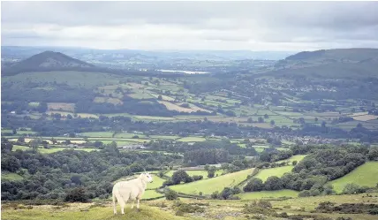  ?? Rowan Griffiths ?? > Storm clouds gather over the Brecon Beacons national park