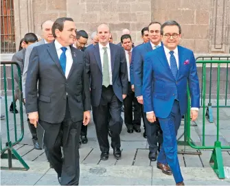  ?? FEDERICO XOLOCOTZI ?? (al frente a la der) con empresario­s en noviembre de 2018