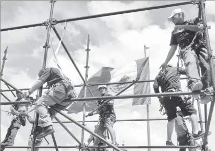  ??  ?? Trabajador­es montan en la Plaza de la Constituci­ón la estructura metálica que albergará la FIL Zócalo 2017, la cual se realizará del 12 al 22 de este mes ■ Foto Luis Humberto González