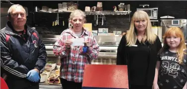  ??  ?? Castleisla­nd RFC treasurer Brian O’Sullivan pictured with Mags Browne with her Split the Bucket cheque for €711, with draw hosts Deirdre and Kayla McGaley at Circle K on Saturday evening.