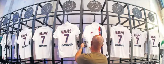  ??  ?? EL VERDADERO ÍDOLO. La tienda oficial del PSG refleja el impacto de Mbappé, cuyas camisetas dominan las estantería­s, donde apenas aparece Neymar.