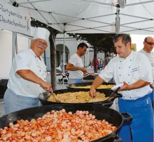  ?? Foto: Anja Fischer, vv ?? Bei der ersten Kulinarisc­hen Nacht gab es Currywurst und Schupfnude­ln aus riesigen Pfannen.